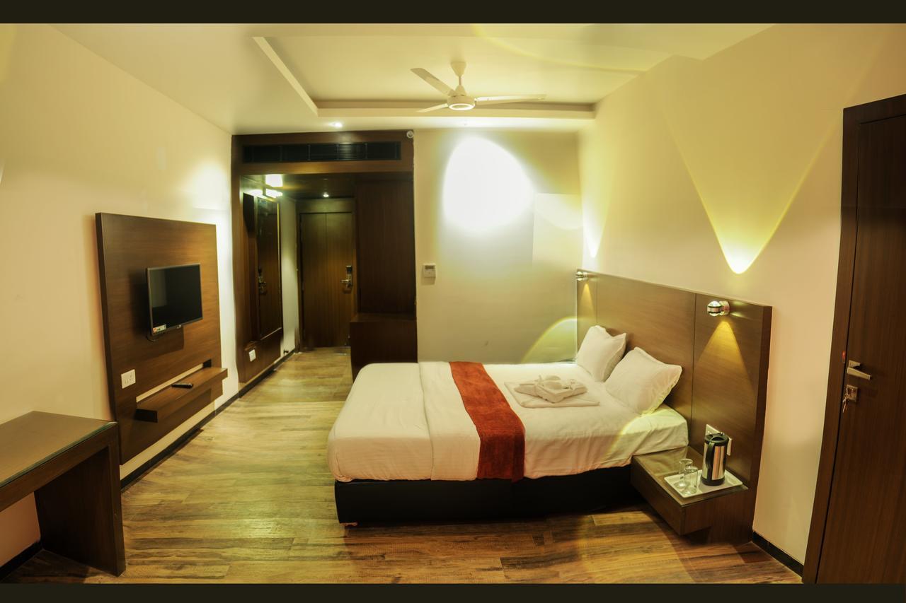 Hotel Atharva 乌贾因 外观 照片